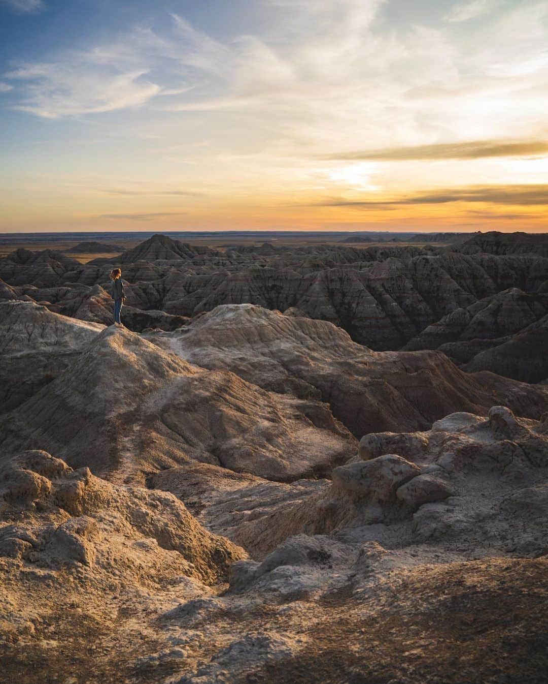 エミリー・デ・レイヴィンさんのインスタグラム写真 - (エミリー・デ・レイヴィンInstagram)「Badlands pt 2. I mean seriously guys!! The Badlands is so Bad ass!!(Yeah, I know. My Mum puns are getting real good in 2020 😂)  If you haven’t been here, & are able to one day, I highly recommend! My time exploring Americas National & State Parks on this RV adventure I’m on with my family is so healing & humbling. Forever grateful we’re able to see & explore such incredible landscapes, especially during this incredibly challenging time.  Breathe. Love. Live. Life... oh such a gift 💝   📸: @eb.photogeography  (pls follow!)   #badlands #southdakota #rvlife #lifeontheroad #nature #healing #thankful #magical」11月14日 13時25分 - emiliede_ravin