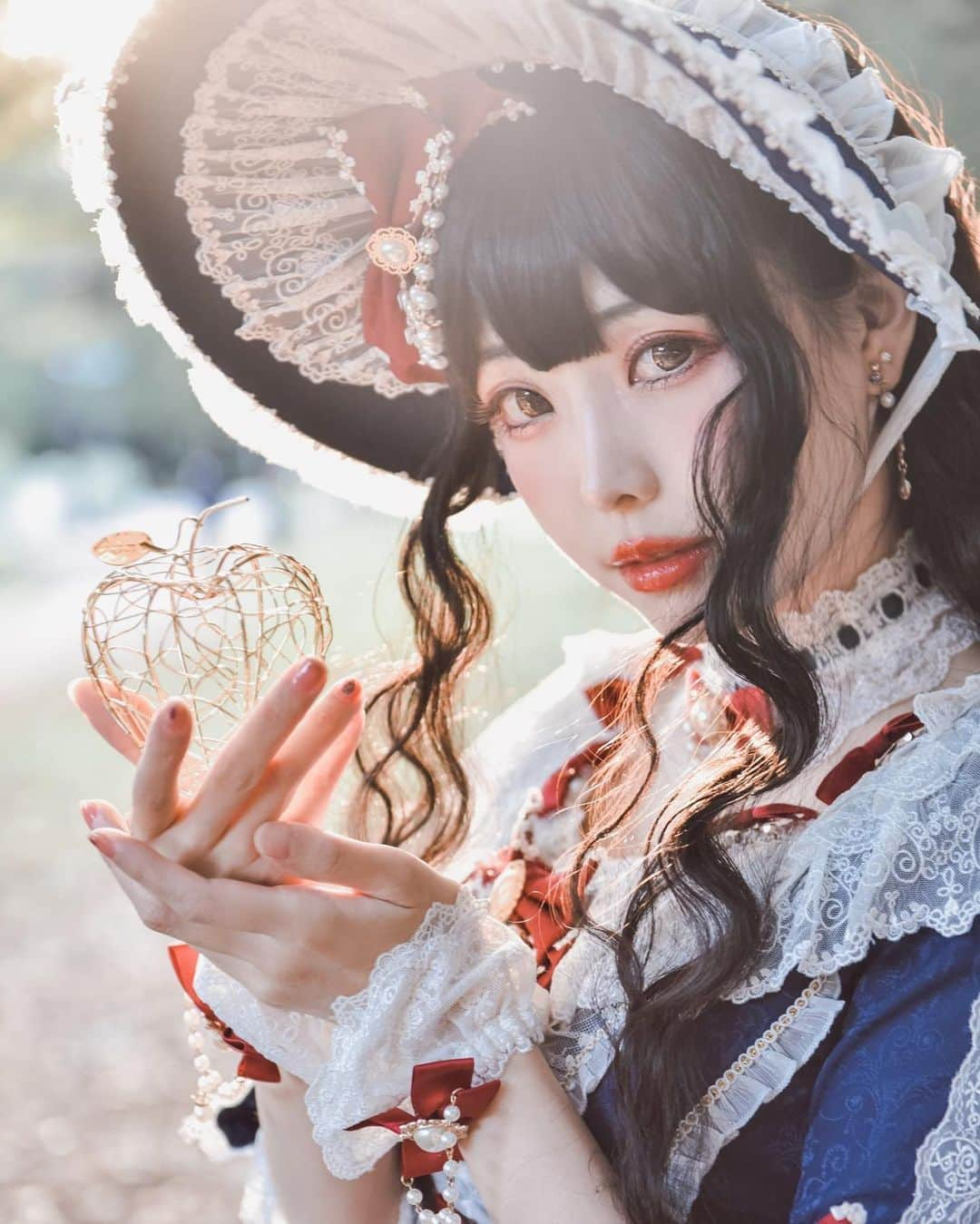 Elyさんのインスタグラム写真 - (ElyInstagram)「Would you wanna try this Golden poisonous apple? 金の毒リンゴ✨ 📷@dzzdm ⌜陽光下閃耀金光的毒蘋果，讓你嚐嚐吧，一定很美味喔!⌟ 從小就覺得白雪公主應該是個抖S腹黑類型的角色... 覺得這樣的設定特別迷人（●≧3≦）♡ -------------------------------- 【2020 Ely全收藏組】預購進行中 Ely New Collection Overseas pre-order ►https://goo.gl/qed0zq 台灣預購 ►https://reurl.cc/62rnkV Ely's Online Shop►https://www.eeelyeee.com/  #elycosplay #elycalendar #2021calendar #カレンダー#photobook #blessed #写真集 #cosplay #calendar #elycollection #preorder」11月14日 13時26分 - eeelyeee