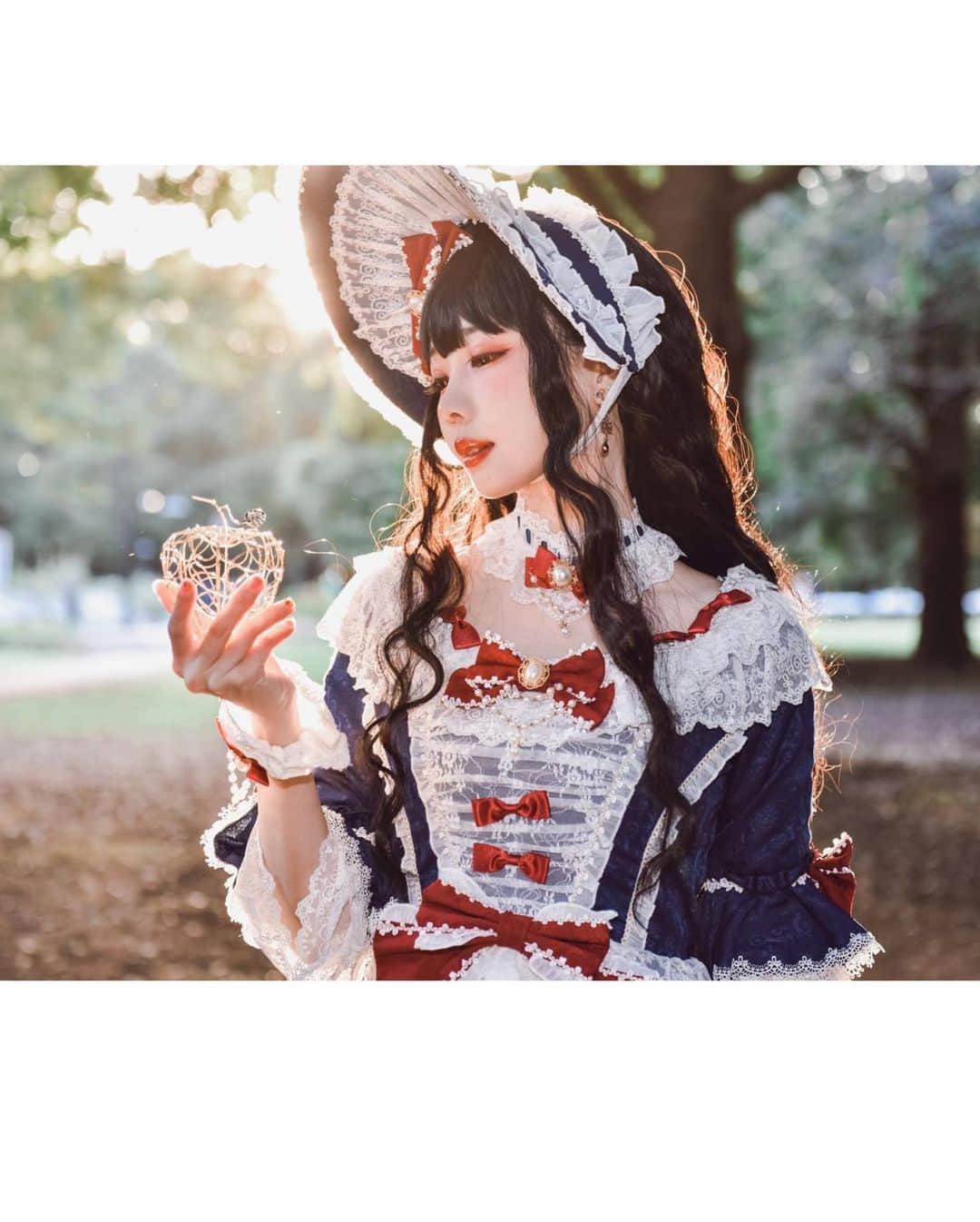 Elyさんのインスタグラム写真 - (ElyInstagram)「Would you wanna try this Golden poisonous apple? 金の毒リンゴ✨ 📷@dzzdm ⌜陽光下閃耀金光的毒蘋果，讓你嚐嚐吧，一定很美味喔!⌟ 從小就覺得白雪公主應該是個抖S腹黑類型的角色... 覺得這樣的設定特別迷人（●≧3≦）♡ -------------------------------- 【2020 Ely全收藏組】預購進行中 Ely New Collection Overseas pre-order ►https://goo.gl/qed0zq 台灣預購 ►https://reurl.cc/62rnkV Ely's Online Shop►https://www.eeelyeee.com/  #elycosplay #elycalendar #2021calendar #カレンダー#photobook #blessed #写真集 #cosplay #calendar #elycollection #preorder」11月14日 13時26分 - eeelyeee