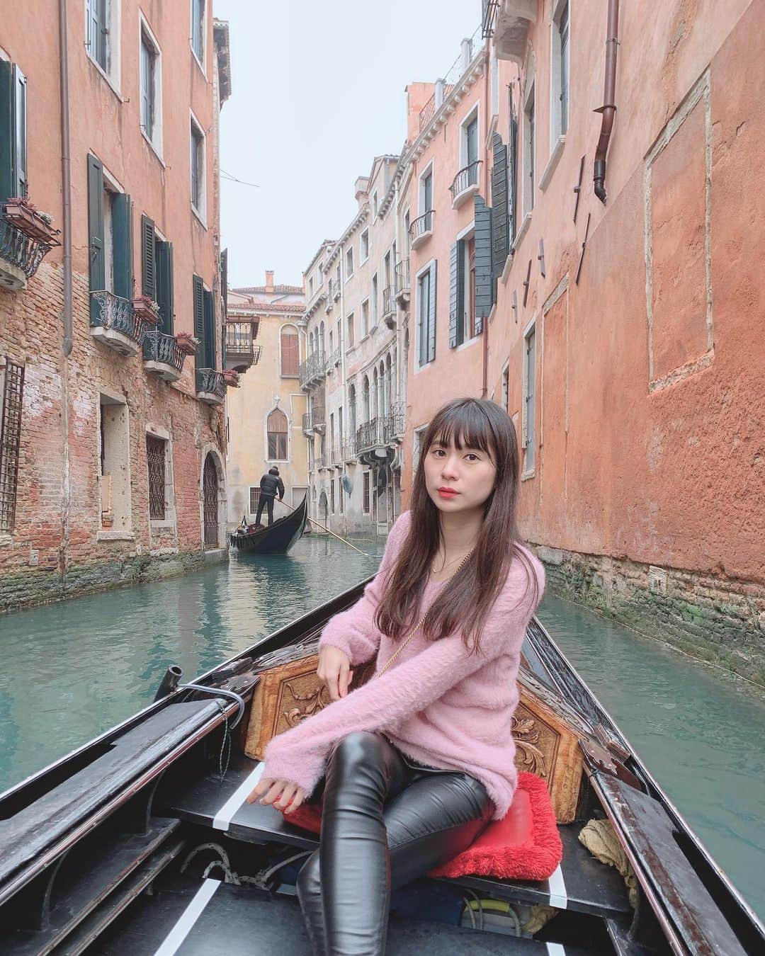 高瀬友規奈のインスタグラム：「Now I have no idea what was happening out there on my second photo. ・ ・ ・ 2枚目の顔はなに。 #tb#trip#venezia#italy」