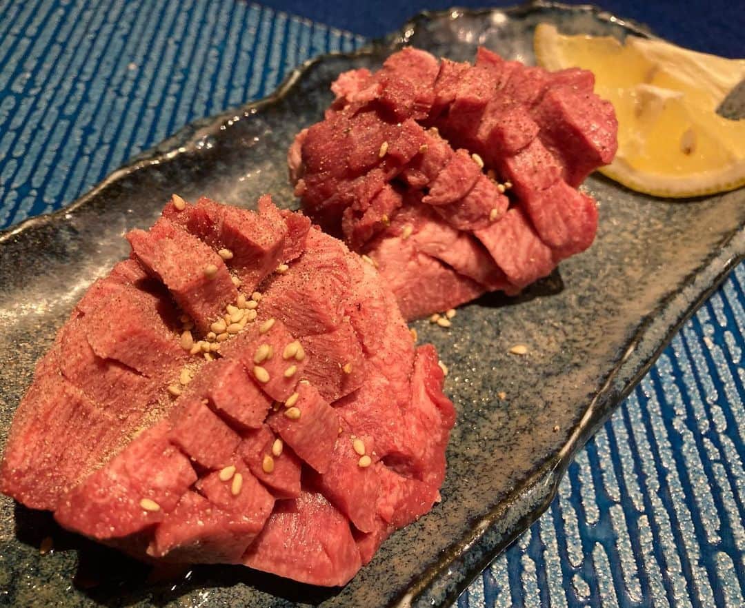 のインスタグラム：「美味しいものを食べると幸せ。 「美味しいね」って言い合えるともっと幸せ。 アドちゃんを誘って念願のぱっぷハウスへ。 何を食べても美味しすぎてとても幸せな夜でした！  @paphouse_gakugeidaigaku   #ぱっぷハウス #ぱっぷハウス学芸大学 #焼肉 #やきにく #肉」