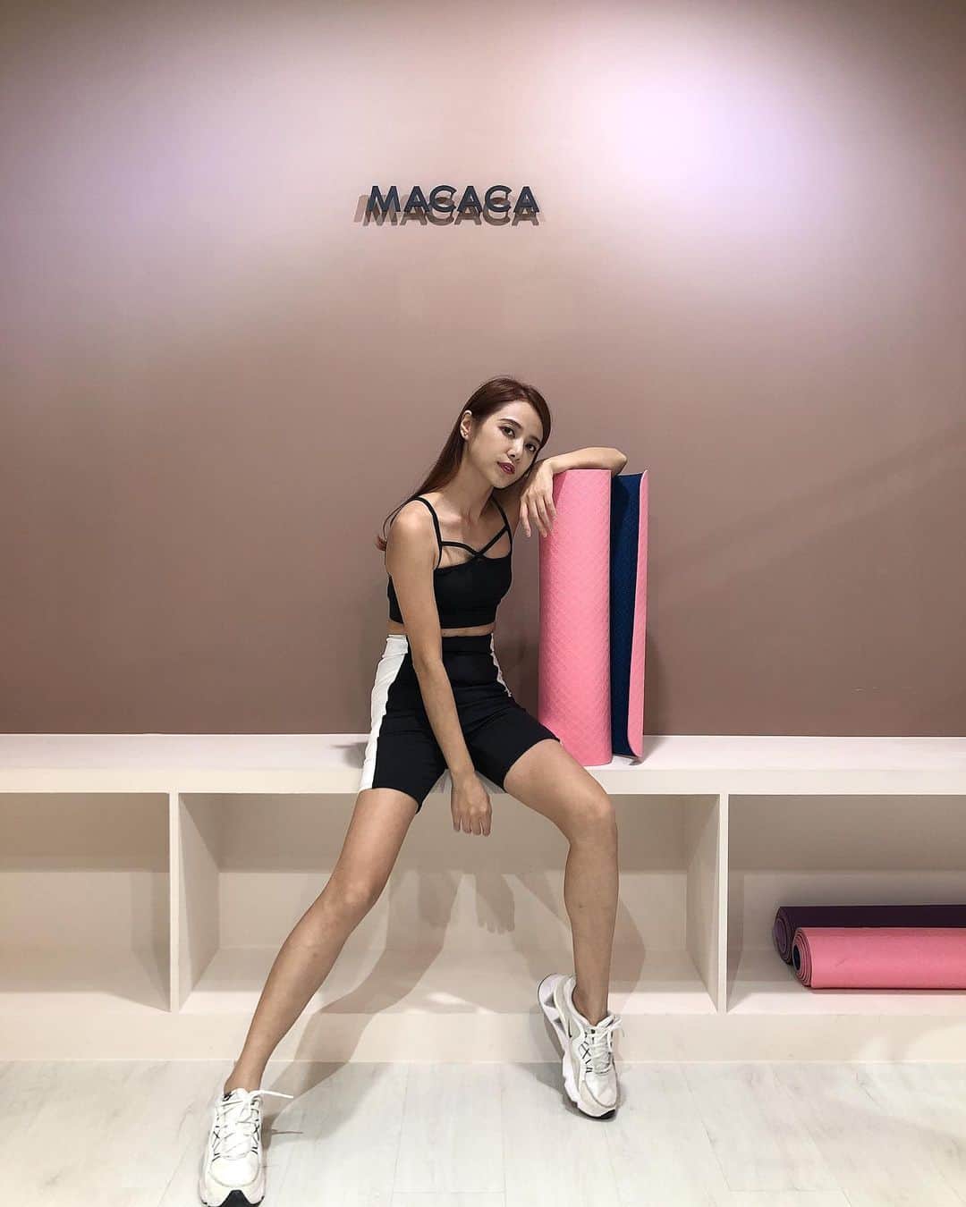 Miaのインスタグラム：「開始重拾運動的生活，自己體力跟體態慢慢變好也開始找回喜歡的「自己」！ 多了一個「母親」的身分真的常常讓人忘了「自己」 忘了喜歡什麼忘了興趣是什麼，忘了自信是什麼，很多很多～會迷失！但是需要自己慢慢的、慢慢的、找回來！ @macaca_official  #找到舒服的運動衣 #瑜珈寬褲真的很好看 #謝謝貼心的店員」
