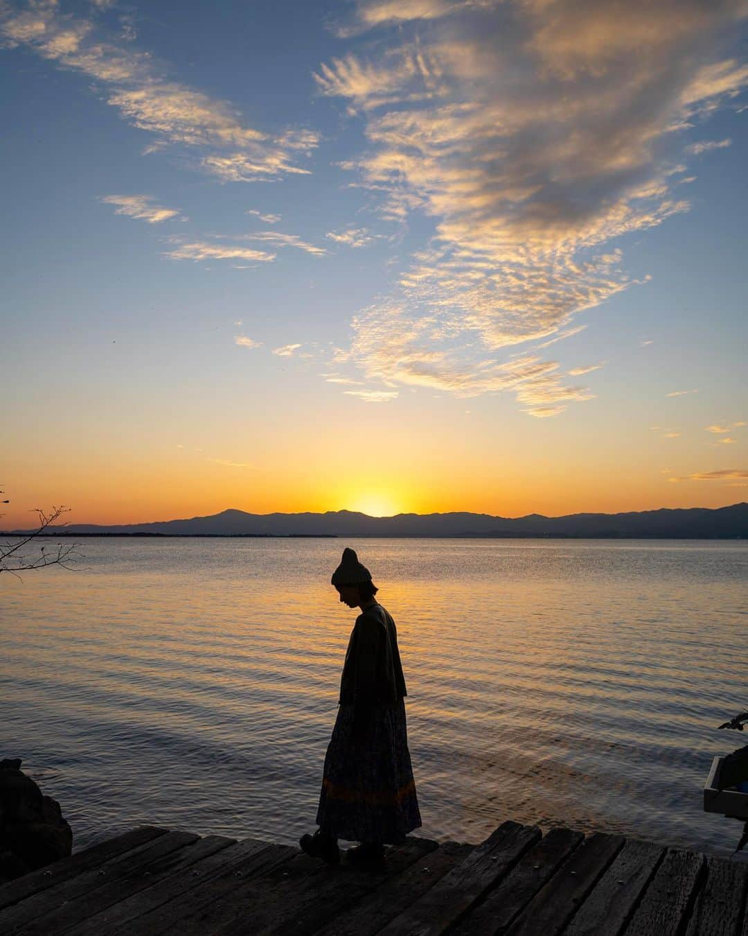 詩歩さんのインスタグラム写真 - (詩歩Instagram)「🌅﻿ ﻿ 琵琶湖に沈む夕日を見ながら・・・﻿ ﻿ サンセットが美しいこの場所は、滋賀県の近江八幡にある #シャーレ水ヶ浜 の琵琶湖岸。﻿ ﻿ 湖を目の前にした眺望がきれいなレストランなのですが、ちょうど西側に面しているから夕日の時間を狙って訪れました！﻿ ﻿ 本当に太陽が目の前に沈むからかなり眩しいのだけど笑、景色が独り占めできる気分でとっても気持ちが良かった😌✨店内からの景色はまた別の写真でUPしますね📷﻿ ﻿ シャーレ水ヶ浜では湖岸まで降りることが出来たので、沈みゆく夕日までたっぷり堪能できました。﻿ ﻿ Watching the sun set over Lake Biwa, Japan.﻿ ﻿ This place with a beautiful sunset view is located on the shore of Lake Biwa at #SharetMizugahama in Omihachiman, Shiga Prefecture.﻿ ﻿ The restaurant has a beautiful view of the lake in front of us, and since it faces the west side, we decided to visit during the sunset!﻿ ﻿ The sun is really setting right in front of us, so it's pretty bright, but it feels great to have the view all to myself😌✨The view from inside the store will be another picture for another post.﻿ ﻿ At Schale Mizugahama, we were able to go down to the lakeshore, so we were able to enjoy the sunset.﻿ ﻿  ﻿@chaletmizugahama ﻿ 📷 Nov 2020﻿ 📍シャーレ水ヶ浜／滋賀県﻿ 📍Chalet Mizugahama／ Shiga Japan﻿ #shiho_shiga﻿ ﻿ ﻿ ﻿ ©Shiho/詩歩﻿ ﻿」11月14日 13時43分 - shiho_zekkei