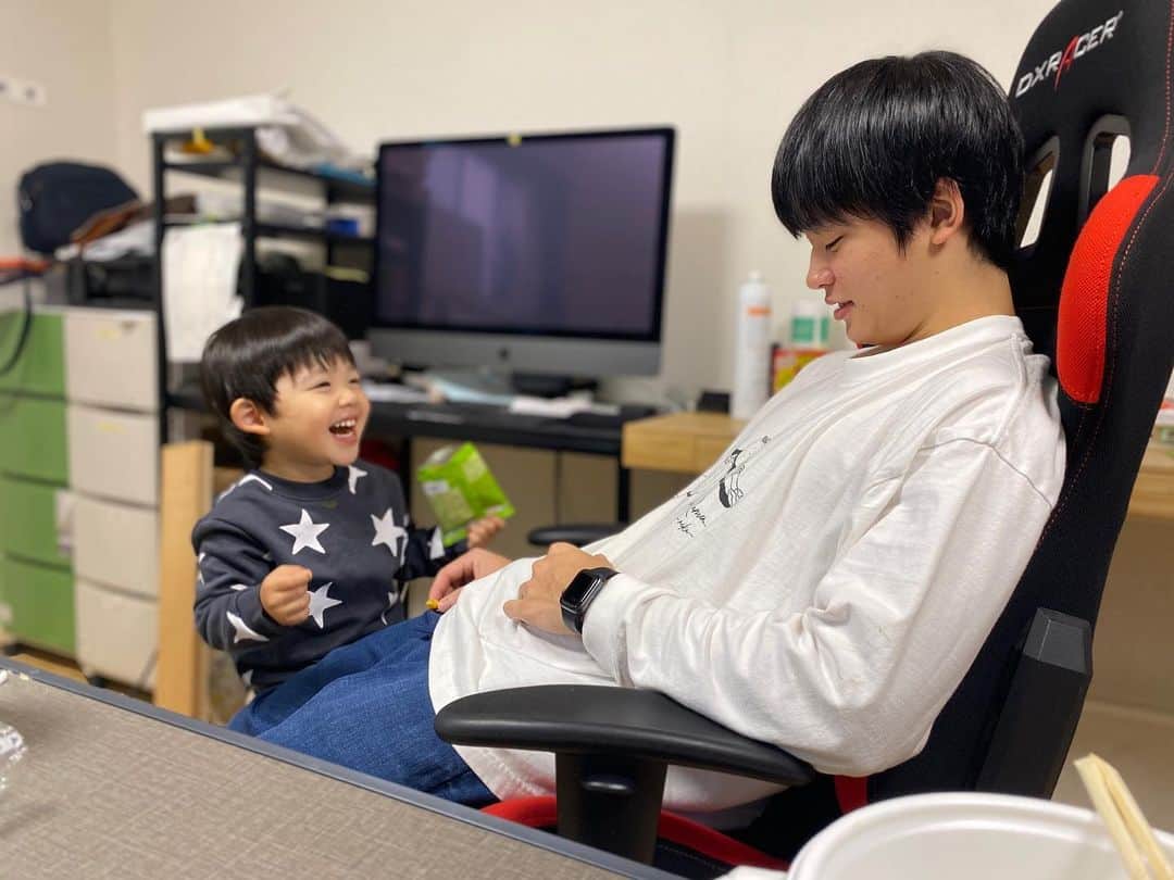 すしらーめん《りく》のインスタグラム：「ミカンにぶっ刺さる俺を見つけては指さして「カボチャだ！！！！」と言いドツボにハマるのが最近のレイのマイブームらしいです🍊🎃」