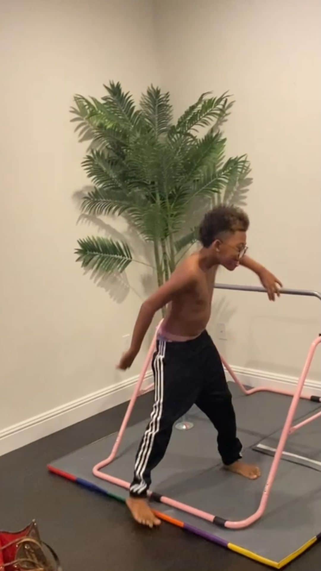 ニック・ヤングのインスタグラム：「@lilswaggy1 put some stank on it killing me 😂😂😂😂」
