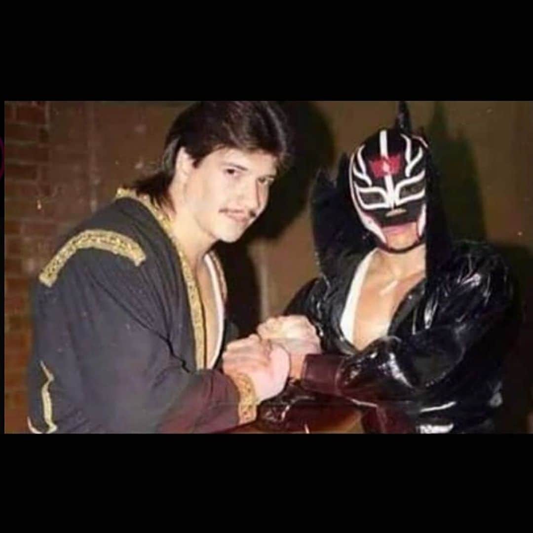 レイ・ミステリオ・ジュニアのインスタグラム：「15 yrs have passed & you will always be missed!! Thank you for being in the ring with me tonight, your presence was felt all day!  Love you so much Eddie💙🇲🇽🖤 #VivaLaRaza #SiempreWeeWeeto」
