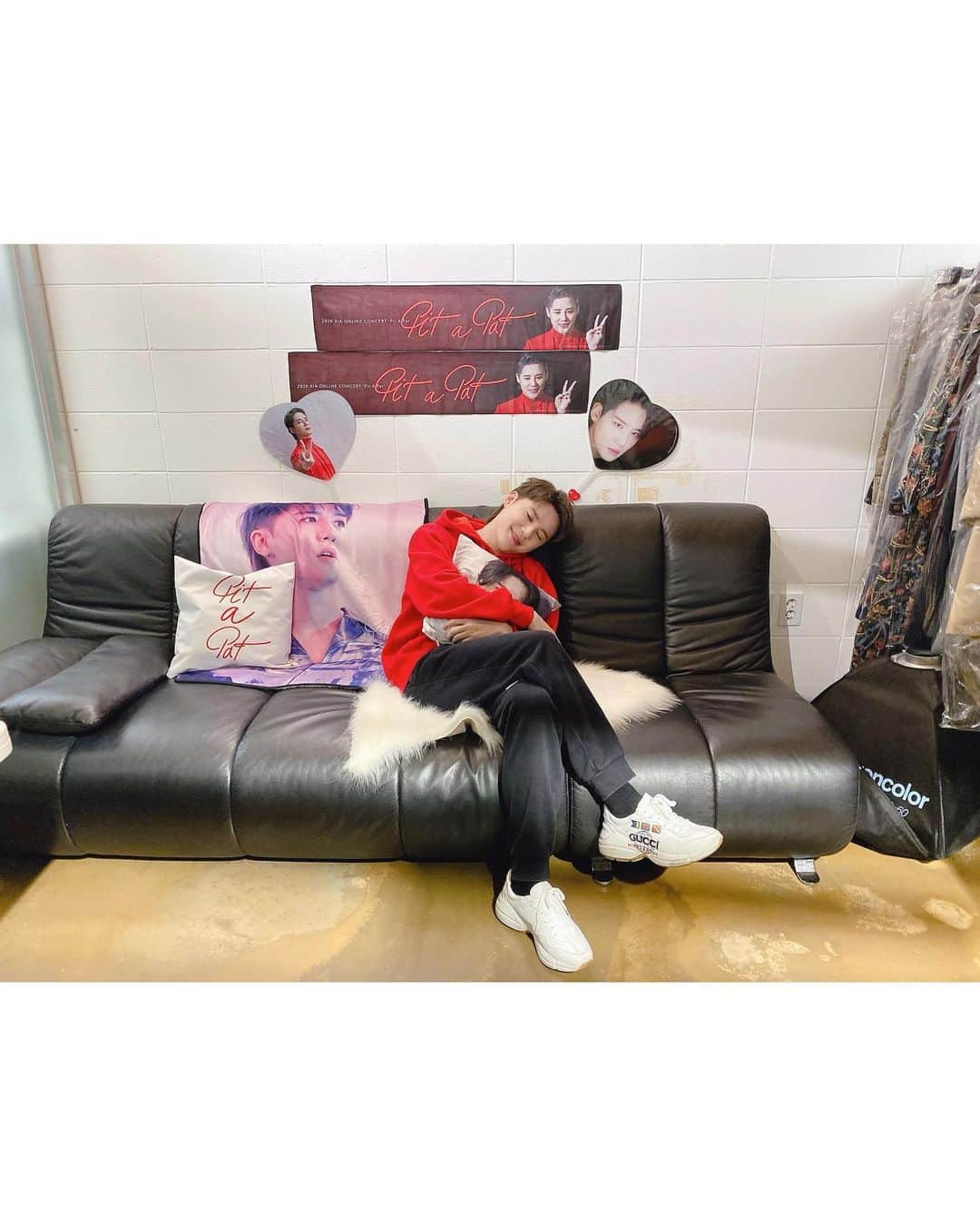 C-JeS エンタテイメントさんのインスタグラム写真 - (C-JeS エンタテイメントInstagram)「#김준수 가 집에서 🏠 #XIA의 #콘서트 를 즐기는 방법은!?🖥   #온라인콘서트 MD 상품 과 함께🧚🏻   11/21(Sat.)- 11/22(Sun.) 6PM (KST) 2020 XIA ONLINE CONCERT 【𝗣𝗶𝘁 𝗔 𝗣𝗮𝘁】 ⠀ 🛒 #온라인콘서트 공식 MD 1차 판매 ▪ 판매 기간 : 11/15(일) 18시까지 (바로내일까지!) ▪ 판매 사이트 : www.cjesstore.com   🤍(응원타올&부채 SET, 담요, 쿠션)으로  #안방1열 에서 #준수콘서트 신나게 즐겨보세요🤟🏻   #KIMJUNSU #金俊秀 #XIA #XIA준수 #ジュンス #XIAJUNSU #Concert #2nd #MiniAlbum #PitAPat #Comeback #Cjestagram #씨제스타그램」11月14日 14時12分 - cjes.tagram