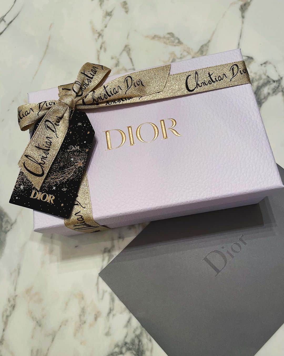 桃華絵里さんのインスタグラム写真 - (桃華絵里Instagram)「Christmas collection🎅🏻🎄🤍  アイシャドウとチークが そろそろなくなるタイミングに Diorから とても使いやすそうな組み合わせのアイシャドウと私の肌色に合うチークカラーが発売されたので一目惚れの即決でした♡  3枚目のミニチュアギフトもかわいい🥰  SAUVAGEのフレグランスは メンズだけど 香りが好みで 愛用しています☺︎  毎年 楽しみでワクワクする クリスマスコフレのシーズン♥️  #christmas #dior #diormakeup #makeup #new #happiness  #ディオール #クリスマスコフレ  #クリスマスコフレ2020 #コスメ」11月14日 14時12分 - _momoka828_