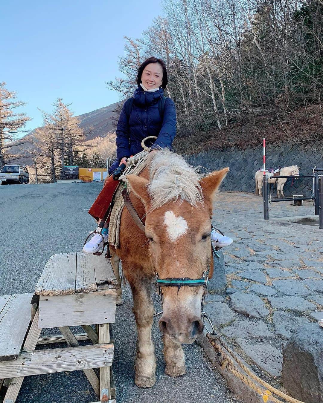 のインスタグラム：「#富士山五号目   何故、秋（冬？）の富士山五号目で 馬に乗っているのか…？  …そこに、馬が、居たから…  動画はYouTubeにupしました🌟 初めての #gopro9 の絵をどうしていいか迷って、いつもより長くなってしまいました。  一人旅動画って、難しいな… 基本寡黙なので、絵だけで魅せるっていうのはもう、プロがいる訳で…  ああ、魅せる事を真面目に考え出すと 初心を忘れそうだわ！  私は！ ただの、旅好きですっ💓  ウンウン 好きっていう気持ちを いつまでも忘れずにいられますように💓  何事も🌈  #ドライブ #馬 となら #秋 も登山口入れる #ほくちゃん #動物が好き  #富士山 #いつかの初登山できた #空気ちょっと薄い #ドライブ #スッピンだったの忘れてた  #japan #yamanashi  #mtfuji5thstation #mtfuji  #drive #trip #travel #beautifulday  #horse」