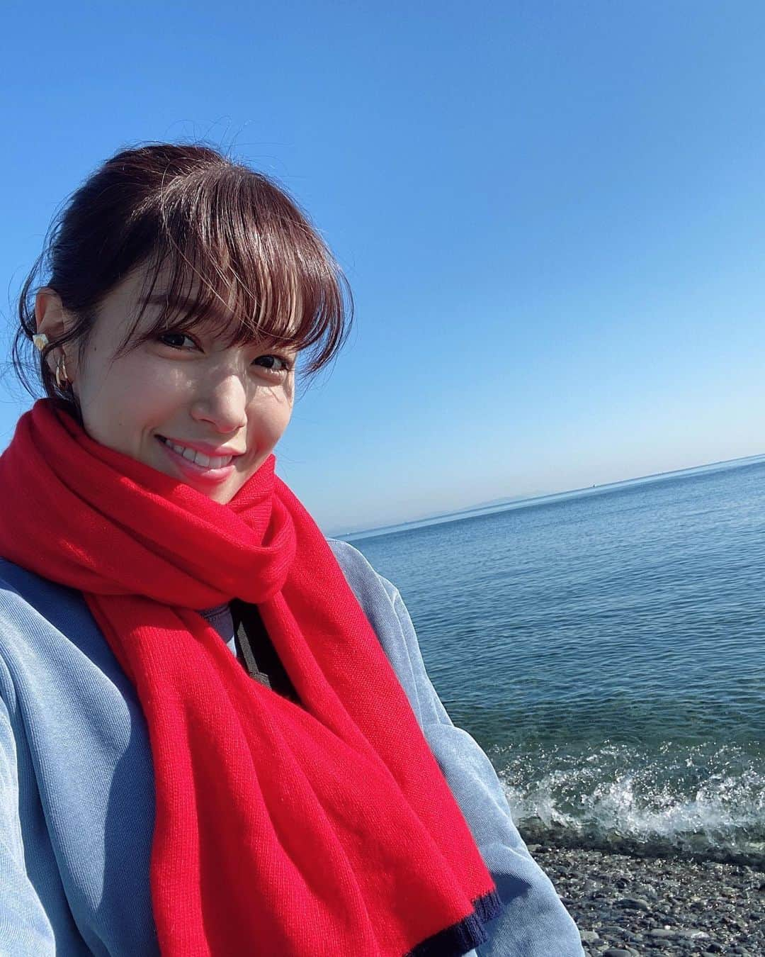 鷲見玲奈さんのインスタグラム写真 - (鷲見玲奈Instagram)「. 釣り納め‪🎣‬✨ 今日は天気も良く気温も高かったので、海にも入れました😋(足だけ) . ボウズ3連続中なので、午後はなんとしてでも釣るぞー！！ . . . #釣り #釣竿 #オキアミ #イソメ」11月14日 14時22分 - sumi__reina