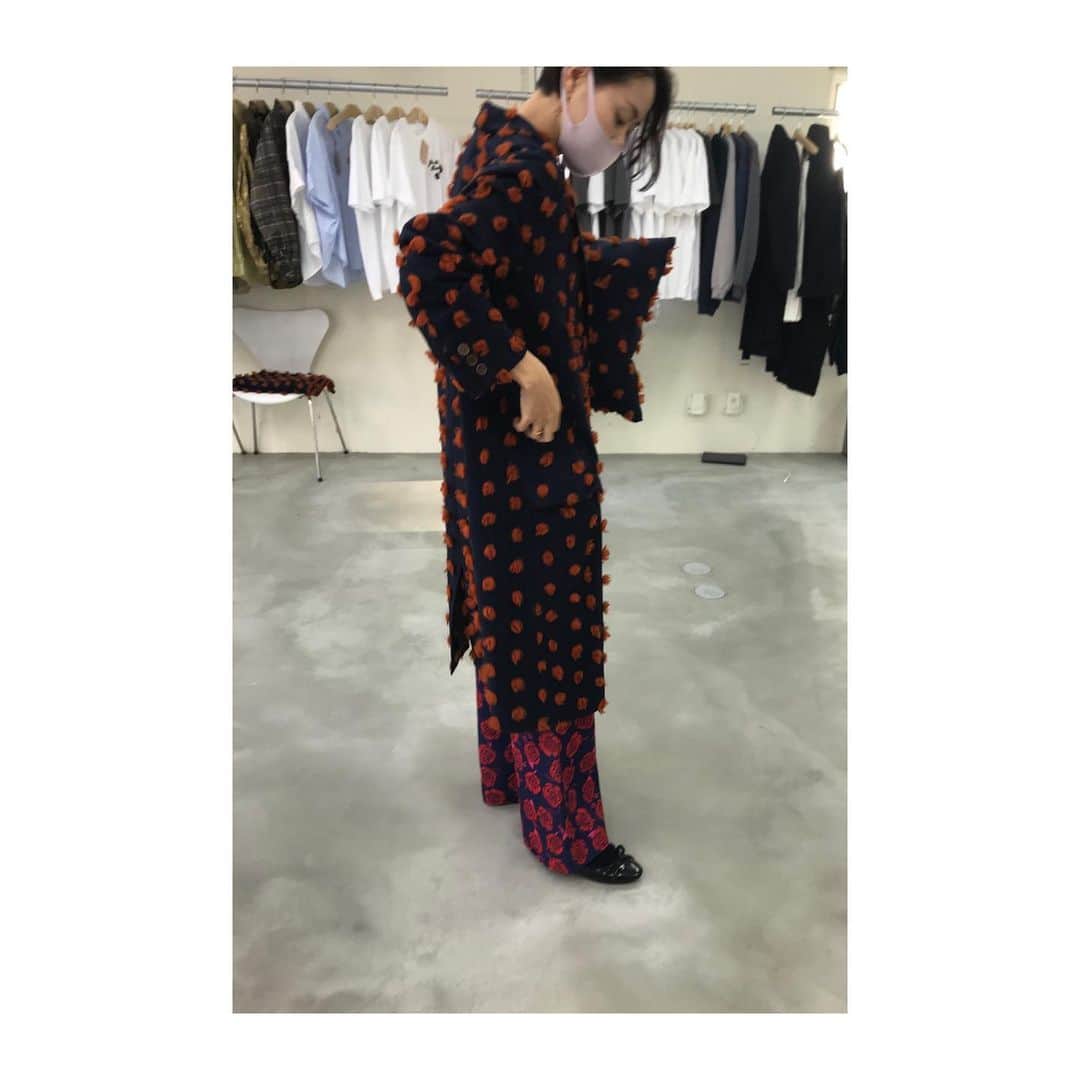 ジュリアン デイヴィッドのインスタグラム：「The very stylish Kazumi San trying on our Fall 2020 Pompon coat and Pompom pillow @thesightroom @kanmarron @mariehelenedetaillac」