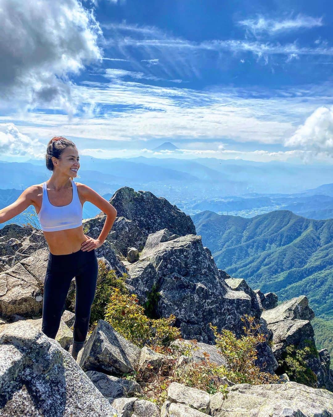 藤井アルダさんのインスタグラム写真 - (藤井アルダInstagram)「Wanna go back soon🤍 Every step was worth it 🙏  #grateful  #blessed #乾徳山 #hiking #tbt #legshike #nature #perfect #mtfuji #富士山　#ハイキング」11月14日 14時25分 - akemi_rafaela
