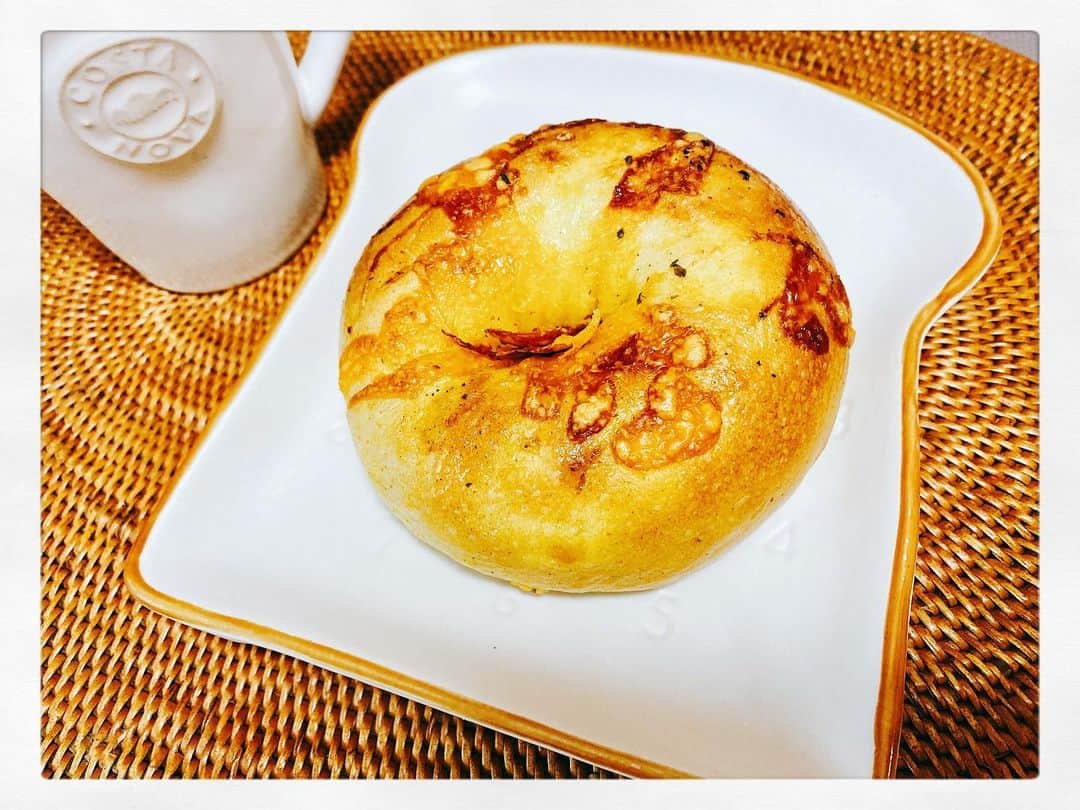 小川麻琴さんのインスタグラム写真 - (小川麻琴Instagram)「今日は「ゆさひみベーグル」さんのカレーチーズベーグル🥯🍛  ゆさひみベーグルさんのベーグルは、とにかく生地が美味しいんだよねぇ😌💕  今回はカレーパウダーが練り込んであるもっちり生地の中に、たっぷりのチーズが包んであって大満足のお食事系ベーグルでした🥯🙏✨  #お昼ごパン #ゆさひみベーグル  #お取り寄せ  #カレーチーズ  #ベーグル #まことパン #まことベーグル #パンスタグラム」11月14日 14時26分 - 1029_makoto