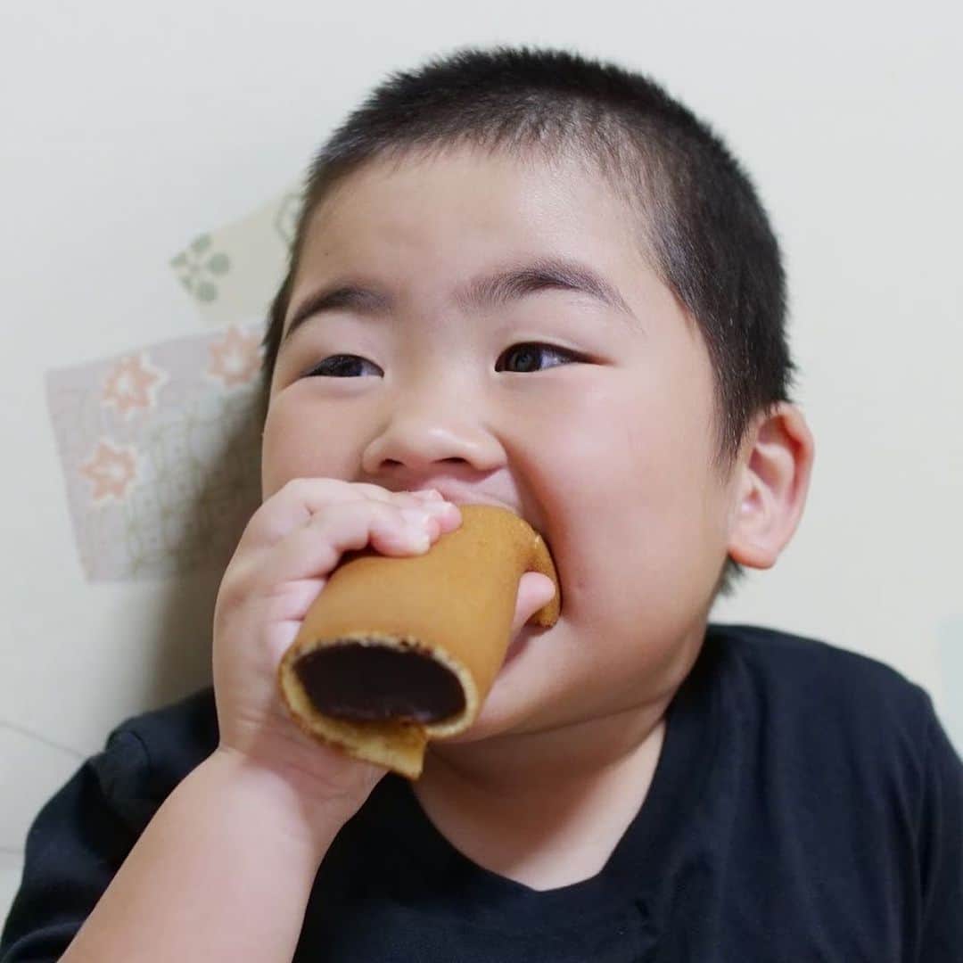 Re島CHANNELのインスタグラム：「福岡空港からわずか35分で渡島できる対馬。対馬には、江戸時代から作られているお菓子があります。シンプルだけど味わい深い「かすまき」をご紹介します。  ▶︎ 対馬のソウルスイーツ「かすまき」。対馬の人たちの想いと歴史が詰まった甘い味。  https://www.retochan.com/blog/archives/293  ▼→プロフィール画面のリンクから『Re島チャンネル』へ。「Re島ブログ」に地元ライターのおすすめする「福岡→離島の楽しみ方」をご覧いただけます♪ @retochan ・ #Re島プロジェクト #対馬　#対馬キッズ　#かすまき　#島旅 #離島　#福岡から直行　#しま」