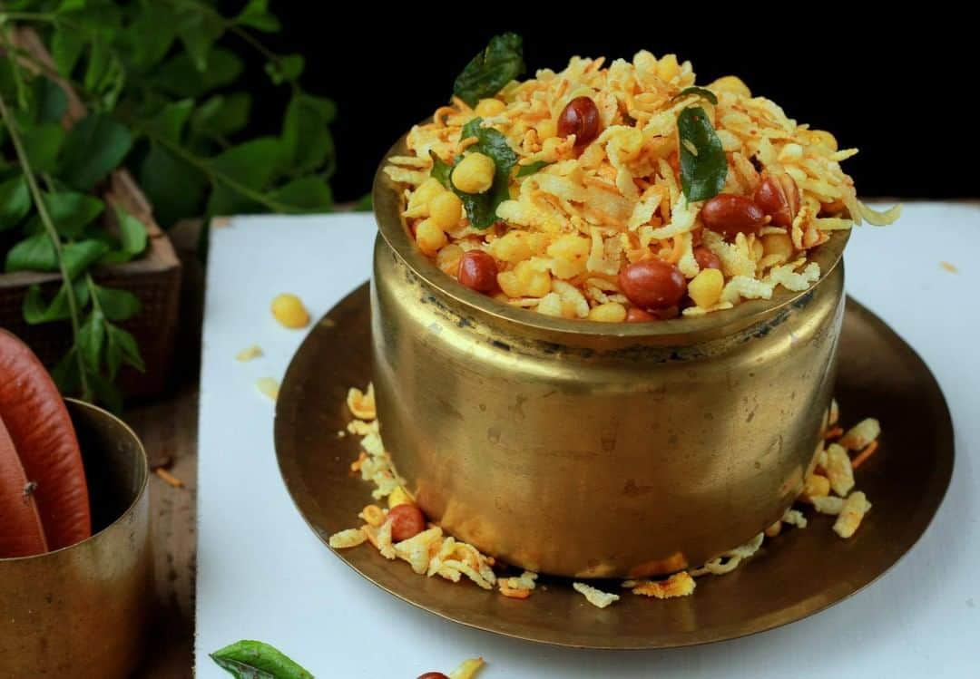 Archana's Kitchenさんのインスタグラム写真 - (Archana's KitchenInstagram)「You must try this aval mixture recipe for #Diwali made using poha, khara sev, boondi, groundnuts and curry leaves. This snack is perfect to give with your hot masala chai or serve it to your guests visiting you during the festival. Get the recipe from the smart.bio link in my profile @archanaskitchen . . . . #recipes #easyrecipes #snacks #teatime #teatimesnacks #aval #mixture #diwalirecipes #archanaskitchen #healthyeating #highprotein #eatfit #cooking #food #healthyrecipes #foodphotography #recipeoftheday #comfortfood #deliciousfood」11月14日 14時30分 - archanaskitchen