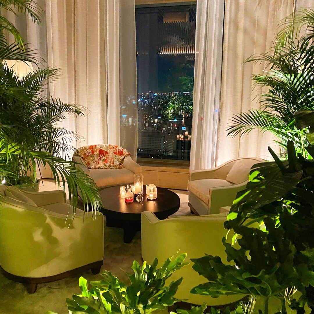 マキ・コニクソンさんのインスタグラム写真 - (マキ・コニクソンInstagram)「夜の @toranomonedition  31階のロビーレベルにある “Lobby Bar”はたくさんの緑に囲まれて気が良いのなんのって！✨✨Great  Vibes!!  とにかくセクシーでお洒落でカッコイイのだ！バーカウンターも素敵だけど窓側の ソファ席がお勧め！席に着く前は薄いカーテンがかかっていているので外があまり見えないのですが席に着いたらカーテンを開けてくれるの。そうしたら東京タワー様が ドカ〜ン！🗼これはある意味ここの見せ場なんじゃないかなー！  ソファ席は席によって全部コンセプトが違うの。夜は昼間と打って変わって幻想的なフロアに変身するのです！  フォトジェニックでめちゃくちゃ素敵だから是非行ってみてー！✨✨  #東京のホテル巡り  #コニクソンのホテルレポ✍🏻 #tokyoeditiontoranomon  #東京エディション虎ノ門  #お洒落なホテル #天井がめーちゃくちゃ高い！」11月15日 1時20分 - makikonikson