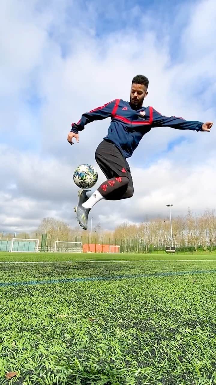 F2Freestylersのインスタグラム：「Fresh little move to spice up your feed!🔥🌶⚽️ #skills #tricks #tekkers #football #freestyle #soccer #matchskills #reels」