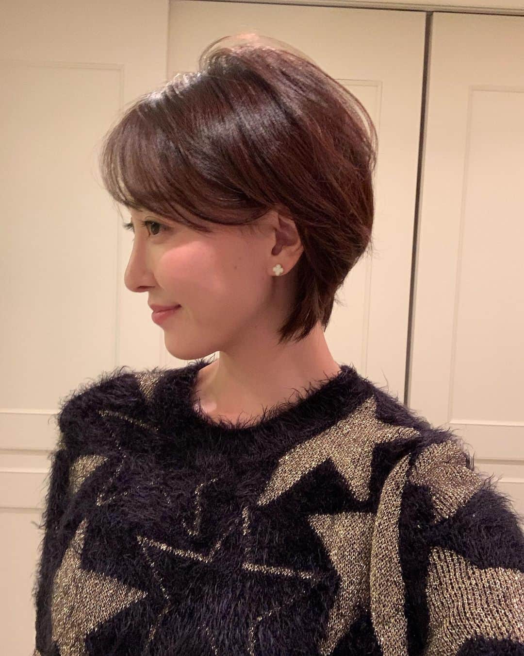 渡辺舞のインスタグラム：「ストーリーにも載せましたが、まあまあ大胆に髪切りました🤭✂️ 前髪も何年ぶりかなぁ…。見慣れないけどしばらく気分転換てことで✊ バニラスカイ田本さんの神カット✨ありがとうございました！」