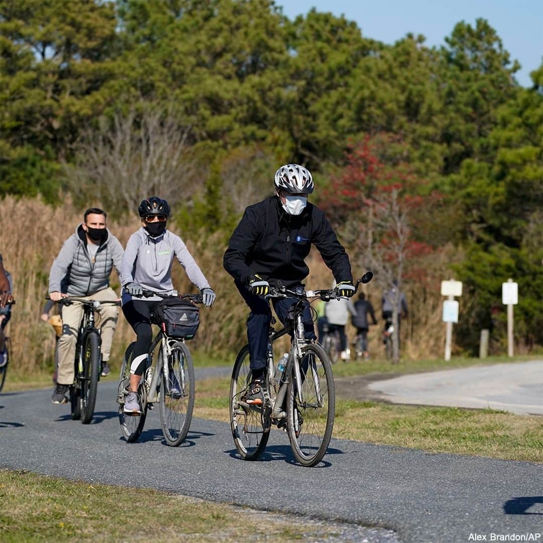 ABC Newsさんのインスタグラム写真 - (ABC NewsInstagram)「President-elect Joe Biden and his wife, Dr. Jill Biden, took a morning bike ride through Cape Henlopen State Park in Delaware. #joebiden #cycling #politics #us」11月15日 1時23分 - abcnews