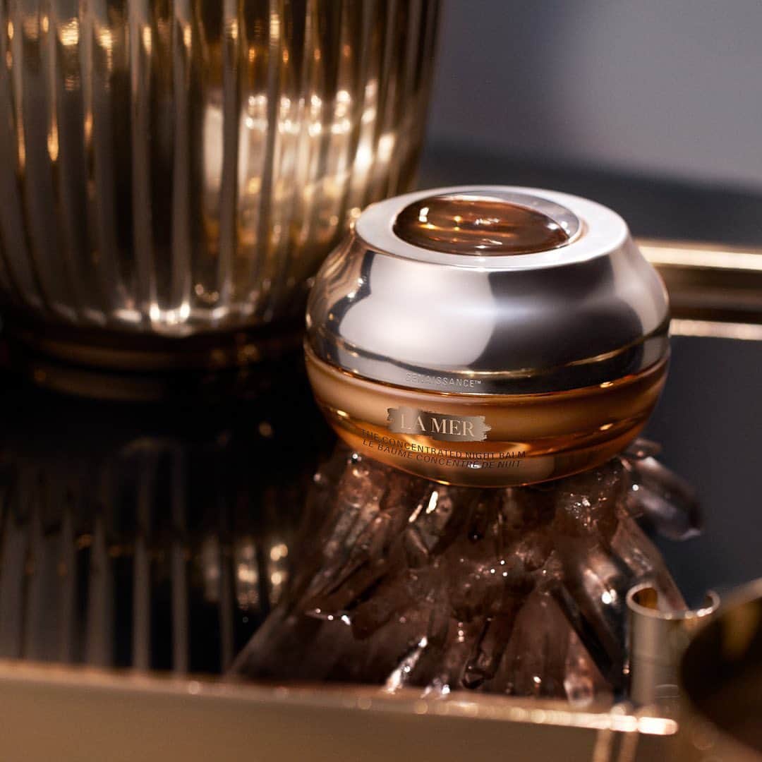ドゥラメールのインスタグラム：「The art of beauty sleep. NEW Genaissance de la Mer The Concentrated Night Balm and skin merge in a new alchemy during slumber night after night, to accelerate renewal, immerse it in deep hydration and strengthen its barrier. #GenaissancedelaMer」