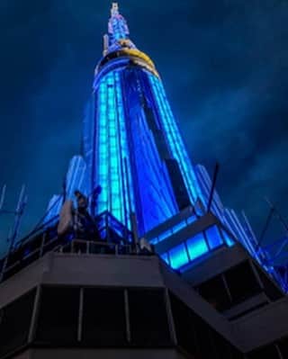 Empire State Buildingさんのインスタグラム写真 - (Empire State BuildingInstagram)「Hues of blue 💙  ⠀⠀⠀⠀⠀⠀⠀⠀⠀  Together with The Leona M. and Harry B. Helmsley Charitable Trust, our tower lights will shine in blue this evening for #WorldDiabetesDay.  ⠀⠀⠀⠀⠀⠀⠀⠀⠀ ⠀⠀⠀⠀⠀⠀⠀⠀⠀  📷: @sunny_israel, @thrumattslens #EmpireStateBuilding」11月15日 1時25分 - empirestatebldg