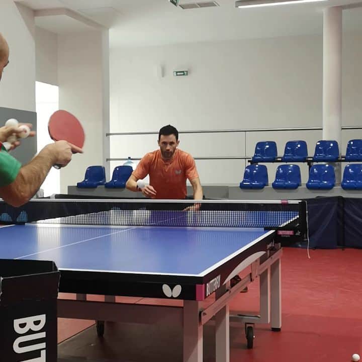 ジョアン・モンテイロのインスタグラム：「Ripping some forehands and backhands in multi balls practice with my coach and friend @xiko.santos at the @academy.t.t.portugal 🇵🇹🏓🦁💥 Have a nice week🔚 everyone 🙋‍♂️ @butterflyttofficial  @customfeet_  @fptenismesa  #tabletennis#tischtennis#tenisdemesa#speed#reaction#forehand#backhand」