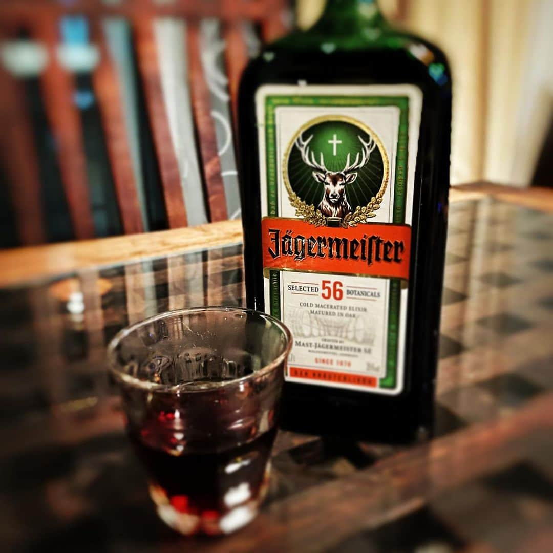 藤原理恵さんのインスタグラム写真 - (藤原理恵Instagram)「我が家の養命酒、Jägermeisterお湯割り。良質な睡眠がとれますように。。。」11月15日 0時00分 - fujiwararie