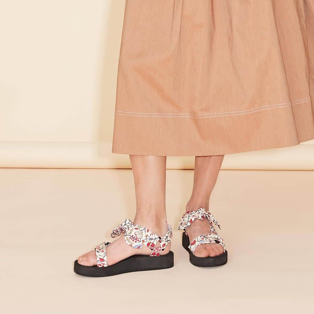 レフラーランドールのインスタグラム：「We love our new provincial floral print, bringing together beautiful shades of rust red, sage green, and blue, shown here in our beloved sport sandal, Maisie.」