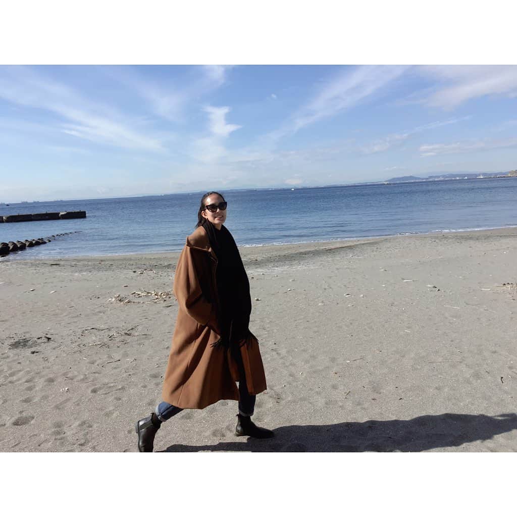 金原杏奈のインスタグラム：「February in Japan🌎💓💙 ・ ２月の冬の海。 成田に行く前に寄り道！」