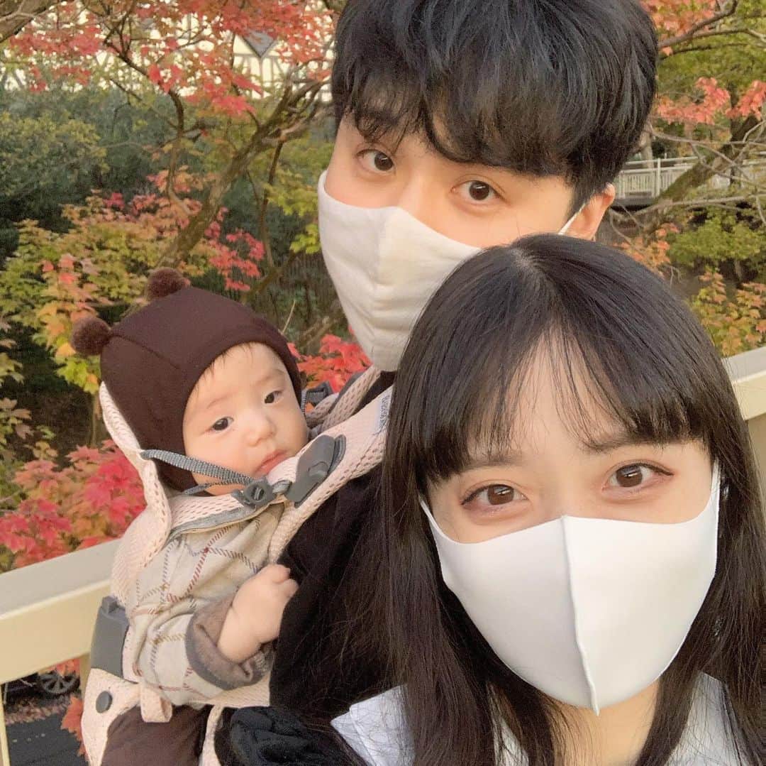 酒元麻衣（まいへー）のインスタグラム：「東山動物園の前たまたま通りかかって閉園一時間前だったけど寄ってみた🐨🤍デートで沢山行った大好きな場所にかいくんを連れて行けて嬉しかった🤍 スタッフの人が写真撮ってくれたんだけど『ママピースして！』ってずっと言われたから写真全部ピース✌️🤣こっそりピースおろしてもすぐ『ままピースピース！』ってすぐバレるの🤣🤣✌️ #東山動物園#写真の時ぽんは大体目つぶってるか半目#今日の朝まで喧嘩してた#喧嘩なんてしない方がいいね#家族写真#3ヶ月ベビー#男の子ママ」