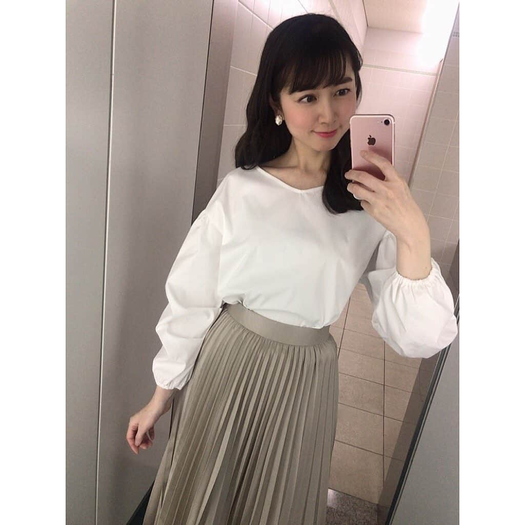 寺田ちひろのインスタグラム：「💕衣装💕﻿ ﻿ またまた載せます☺️﻿ ﻿ 今週の『日テレNEWS24』の衣装は、﻿ ﻿ 1枚目♡tops//m_premier﻿(@m_premier_jp ) パフっとした袖がかわいかったです💕﻿ ﻿ 2枚目♡tops//m_premier﻿ 女性らしさ＋きちんと感ですごく好きでした！﻿ ﻿ 3枚目♡one piece,カーディガン//Aveniretoile﻿(@aveniretoile ) ハリのある素材で形がきれいだったな〜✨﻿ ﻿ ﻿ 来週はどんな衣装だろ😆﻿ ﻿ お仕事をするときの楽しみの一つです💕﻿ ﻿ ﻿ #日テレnews24 #日本テレビ #日テレ #衣装 #m_premier #aveniretoile #フリーアナウンサー #気象予報士 #寺田ちひろ」