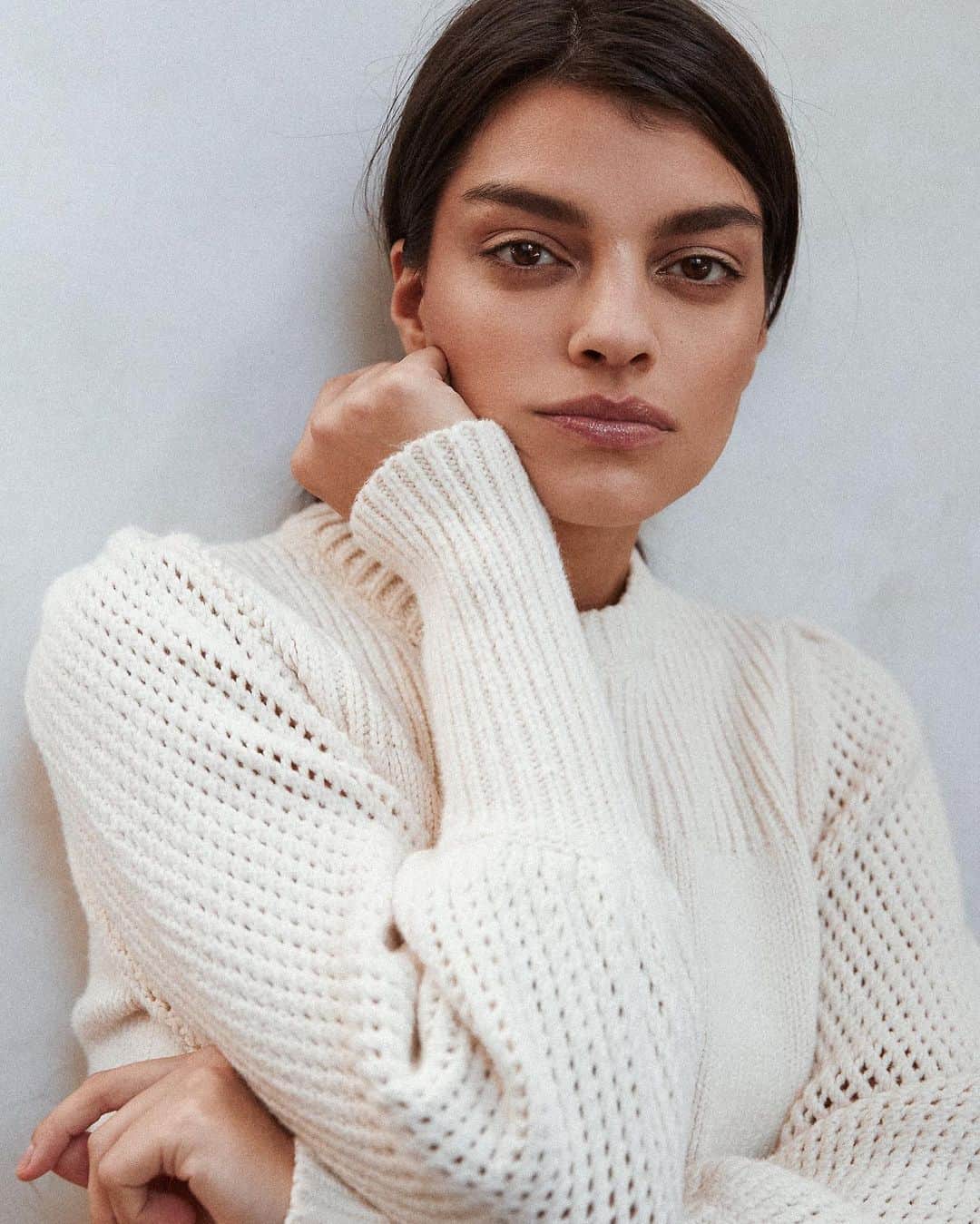 デレクラムのインスタグラム：「New Arrival: The Ella Puff Sleeve Sweater. The most comfortable knit with exquisite sleeve detailing.」