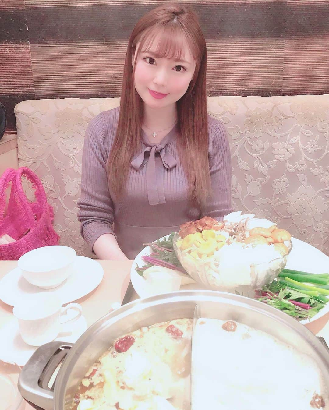 瑞咲まみさんのインスタグラム写真 - (瑞咲まみInstagram)「久しぶりの火鍋🍲🔥 . 天香回味に行ってきたよ💛 . 冬は鍋が最高！😋 . 天香回味大好き❤ . . . #天香回味 #テンシャンフェイウェイ #火鍋 #美味しかった #アルハンブラネックレス  #ヴァンクリホリデー2020  #ホワイトゴールド #chanelj12」11月15日 0時01分 - ma_09_mi