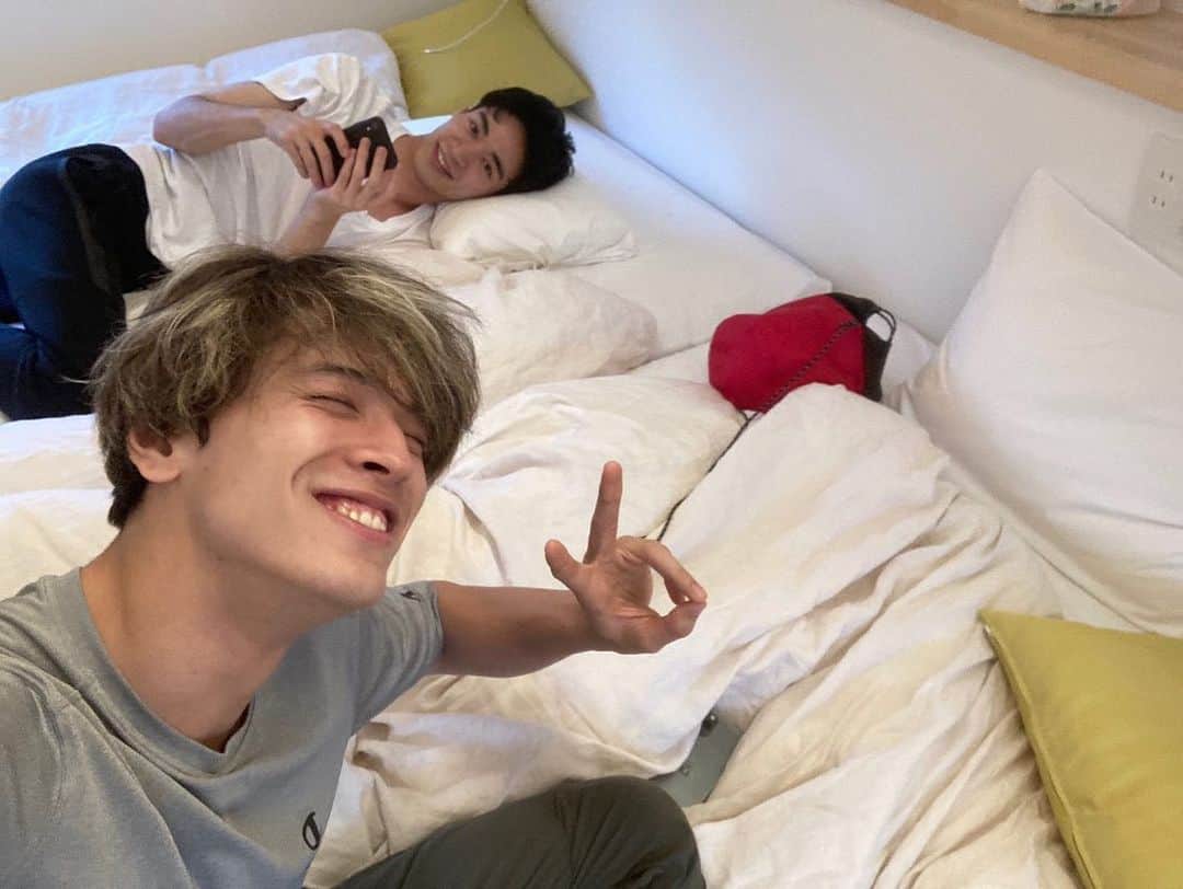 才川コージのインスタグラム：「ドラ恋　8話ご視聴ありがとうございました。  共同ハウスで隣のベットのたくやと。 いつも一緒に筋トレしてます🦍  現実の鬼ごっこなら僕は無敵です。笑  明日の仮面ライダーセイバーもみてね！ 来週もお楽しみに！  #ドラ恋 #パルクール #parkour  #kamenridersaber」