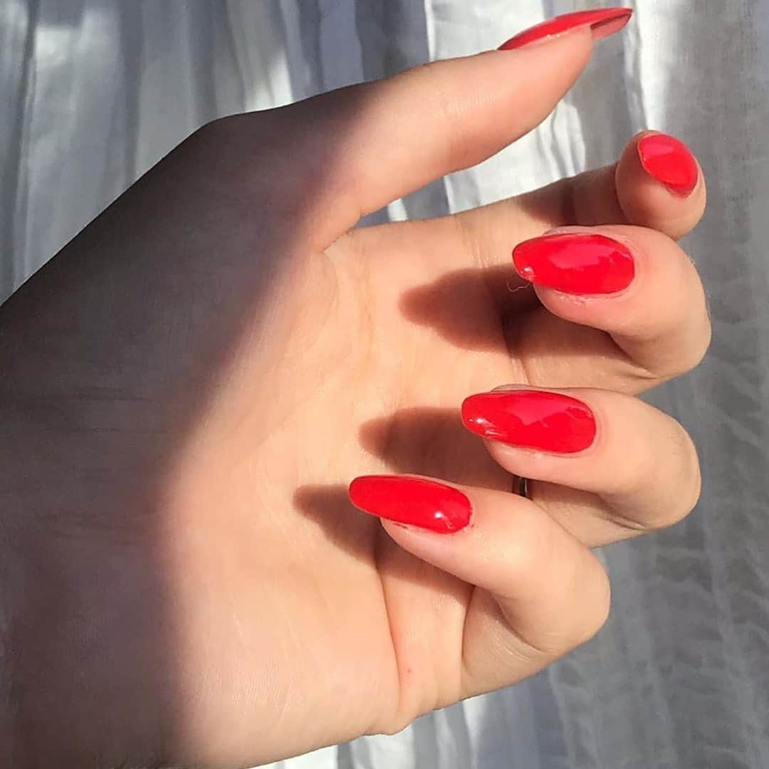Revlonさんのインスタグラム写真 - (RevlonInstagram)「Heating up a chilly east coast fall with #SuperLustrous Nail Enamel in Red Hot Tamale (908)  @abigail.ps.nails only used one coat and it’s fire 🔥」11月15日 0時07分 - revlon