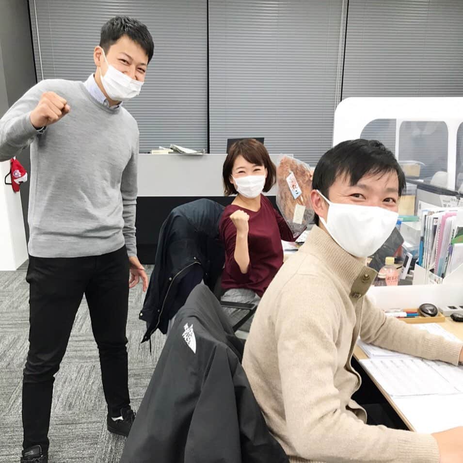 有田優理香のインスタグラム：「アナウンサーズも連携プレーで頑張ります！ あすの決勝戦は実況小野アナ、広島皆実ベンチリポ有田、如水館ベンチリポ澤村アナです🎤  #高校サッカー選手権 #キタゼ選手権　#広島テレビ　#広島皆実 #如水館」