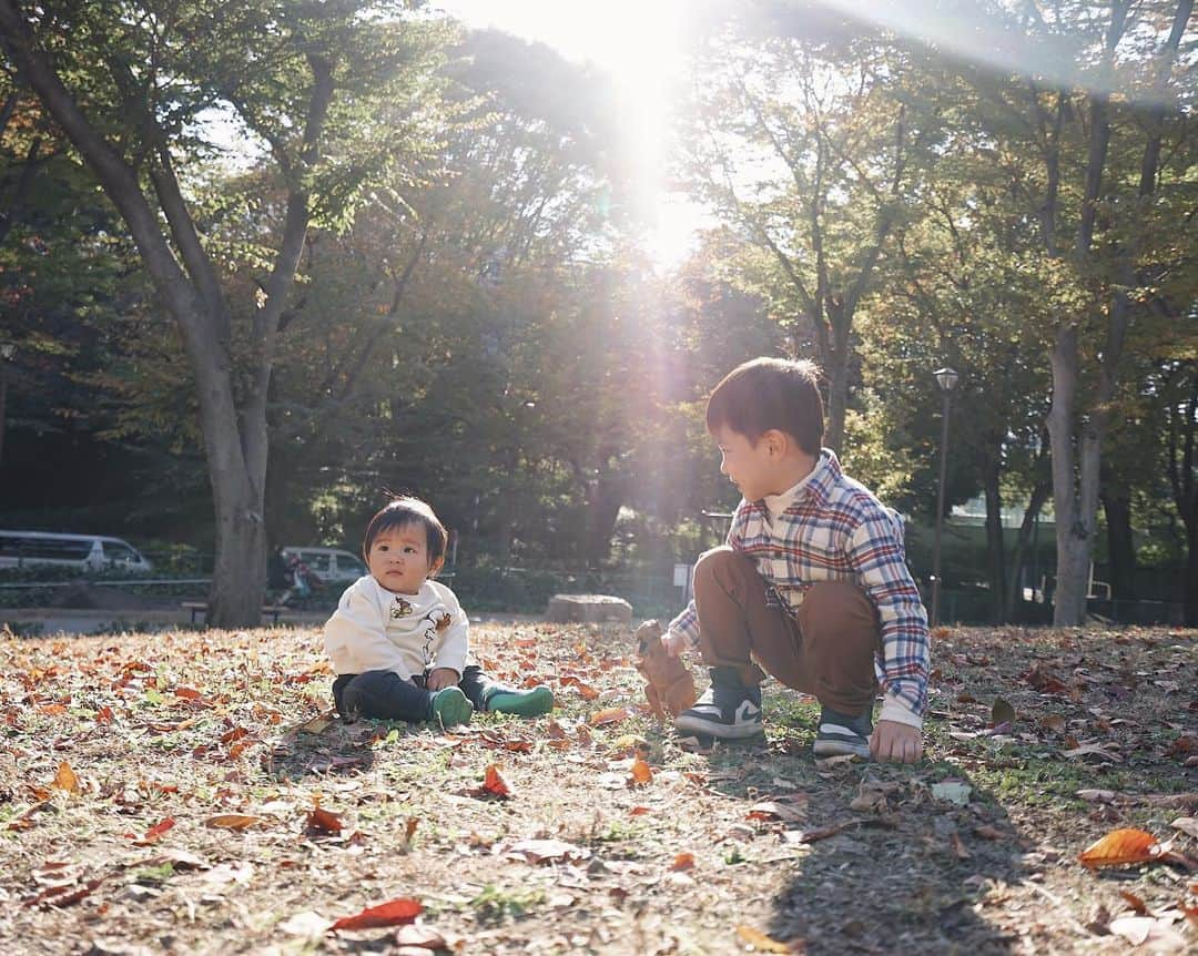 ryoko_juilletのインスタグラム：「Feeling Autumn with “UNIQLO”  我が家のボーイズの制服と言っても過言ではないほど着用率高め。そんなUNIQLOさんから、2人にステキなギフトボックスが届きました！  長男は、ボックスの中から自分で洋服を選んでコーディネート。使えるベーシックカラーばかりだから、子どもが適当に選んでもカッコよくまとまってママ的に嬉しい😊  ベビーには定番のレギパンにふわふわのスヌーピーが付いたスウェットを合わせてみました。  あ〜。我が家、もうこれだけあれば冬越せそう！  〜UNIQLO KIDS / BABY GIFT BOXキャンペーン参加中〜  #ユニクロキッズコーデ2020fw #uniqlokids2020FW #uniqlokidsbox #UNIQLOKIDS #ユニクロベビコーデ2020fw #uniqlobaby2020FW #uniqlobabybox #UNIQLOBABY #PR」