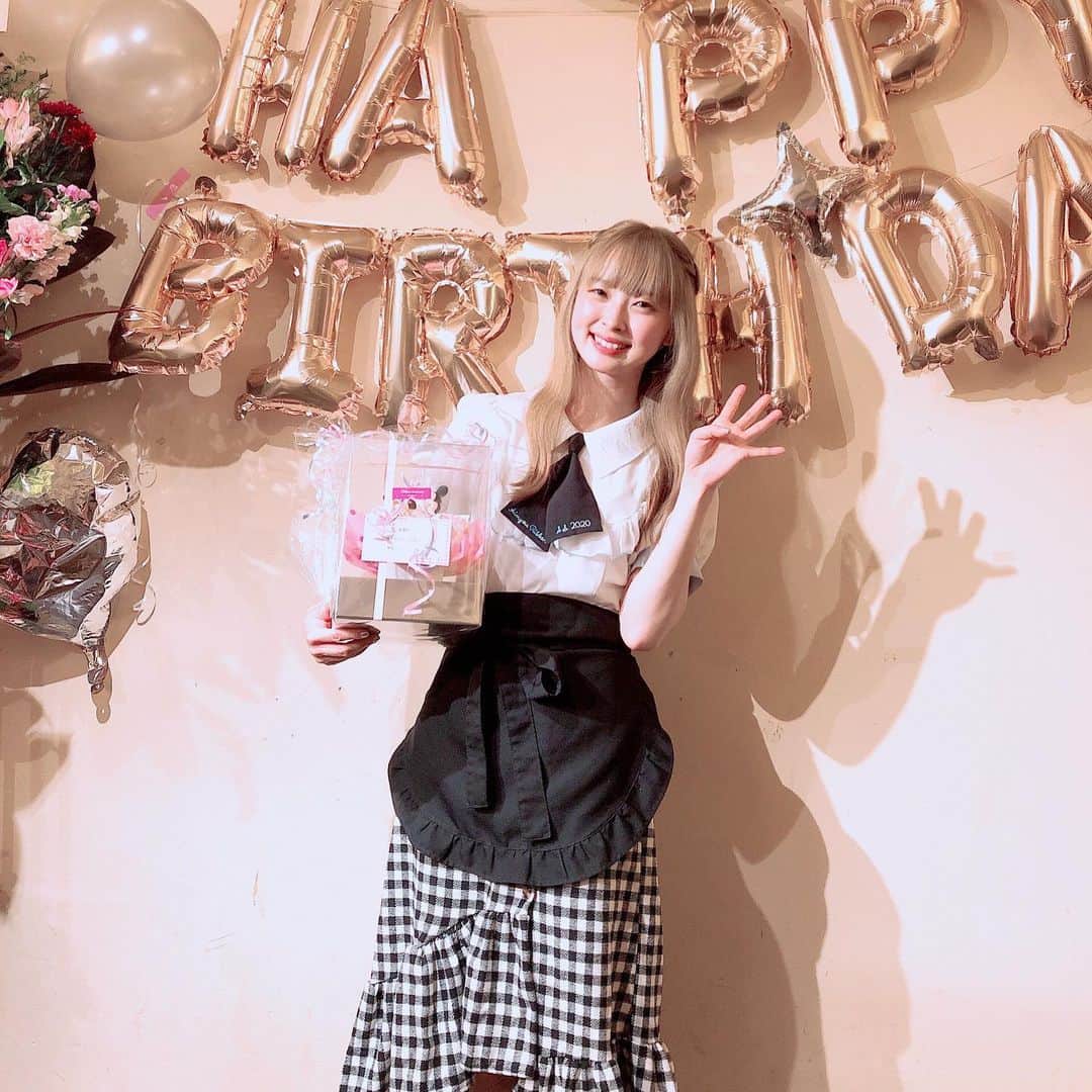 茉里のインスタグラム：「. @aimyouribbon にて #栗誕2020 に呼んでもらいました！  今年もお祝いしに来たつもりが、私までたくさん祝ってもらっちゃったり、、みんなめちゃくちゃありがとうー！！！  みんなの気遣いや優しさに本当に感謝の気持ちでいっぱいです。 私はこんなにも素敵な人たちと一緒にいられて、出会えて幸せです！  みんなが思ってるほど1人では何にもできない人間なんだけど、1人じゃなかったからここまでやってこれているので、これからもどうぞよろしくお願いしますという気持ちと同時に、これからは私がみんなを支えて沢山の幸せを与えられる立場になれたら良いなと思ってます！  応援してくれてるみんなに感謝の気持ちを込めて まだまだ頑張ります！！！  マイペースに、でも精力的に！ 活動の幅を増やせられたらいいなー  ハッピーな10周年イヤーになりますように。」