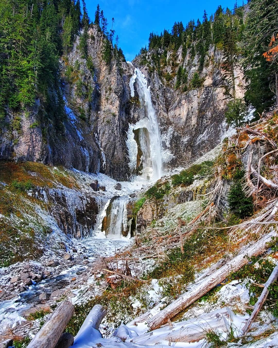 アメリカ内務省さんのインスタグラム写真 - (アメリカ内務省Instagram)「Mount Rainier National Park in #Washington delivers autumn with bright blue skies, sunshine and shimmering #waterfalls. Michael Althauser snapped this photo while visiting the Paradise area, capturing the beauty of the park. "A brisk 1.4 miles from the trailhead brought us to #CometFalls, which made for just about the most perfect lunch spot one could imagine. It's named Comet Falls because when the water hits the rocks below, it sprays out in a few distinct directions and looks like shooting stars, especially when shady in the afternoon." Photo courtesy of Michael Althauser (@michael.althauser). #usinterior #FindYourPark #MountRainierNationalPark」11月15日 0時30分 - usinterior