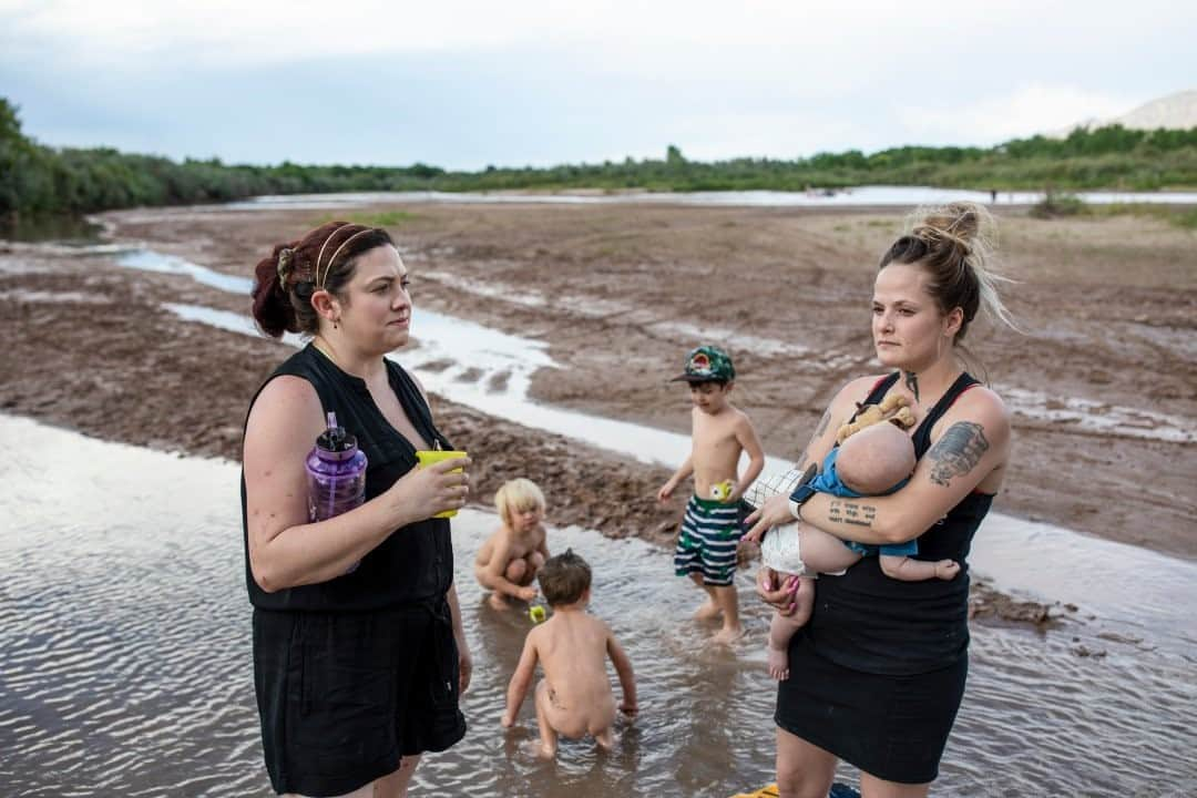 ナショナルジオグラフィックさんのインスタグラム写真 - (ナショナルジオグラフィックInstagram)「Photo by @edkashi / Mothers Emma Bordegaray, 28, and Mariah Kennedy, 28, hang out on the Rio Grande River in Albuquerque, New Mexico. #moms #newmexico #america #family #albuquerque」11月15日 0時37分 - natgeo