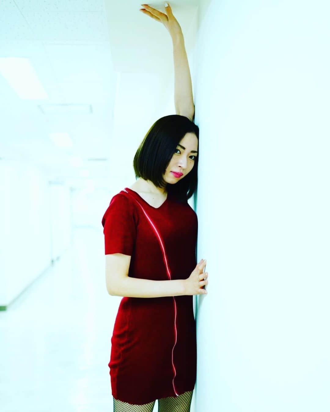 のインスタグラム：「壁沿いデート  撮影協力:#tcc試写室  撮影:#橋本恵一郎 さん  #photography#写真#撮影 #試写室#theatre#路地裏#壁 #art#被写体#香衣#デート #網タイツ#ニットワンピース #ポートレート#作品撮り #actress#役者#camera#一眼レフ #チャック」