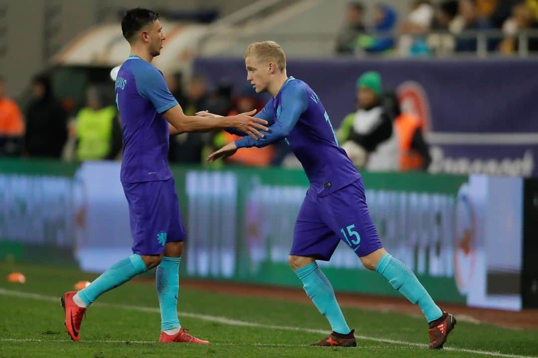 ドニー・ファン・デ・ベークのインスタグラム：「Today 3 years ago I made my debut for the Dutch national team. Still proud of wearing the shirt! 💪🦁🟠 @onsoranje」