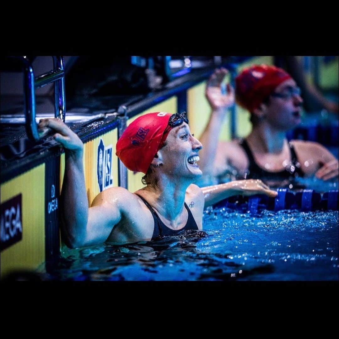 ブリージャ・ラーソンさんのインスタグラム写真 - (ブリージャ・ラーソンInstagram)「1 day down, one more to go in the semi final! And my goggles are staying on 😆! It’s incredible representing @energystandard and continuing to get faster as the season continues😃, TUNE IN ON CBS at 12-2PM CET time.   Thank you 📸 @minekasapoglu for continuing to capture the memories for season 2!  #islswimleague #2020 #budapest #energystandard」11月15日 0時42分 - breejalarson