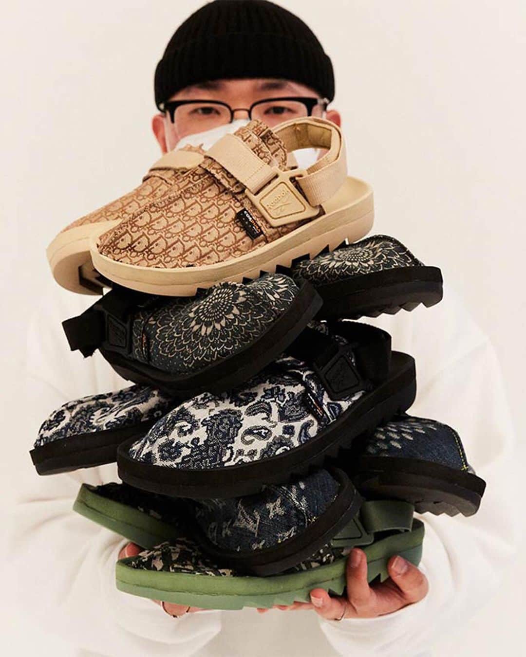 HYPEBEASTさんのインスタグラム写真 - (HYPEBEASTInstagram)「@hypebeastkicks: Sole Mates is a HYPEBEAST series that asks, simply, “why do you love shoes?” Searching for a deeper meaning beyond hype, Sole Mates uncovers each subject’s sneaker origin story. For our latest feature, we spoke to the bespoke footwear and clothing maven, @vandythepink on why Reebok’s Beatnik silhouette is such an apt canvas for customization. Click the link in bio for the full story.⁠⠀ Photo: Keith Estiler/HYPEBEAST」11月15日 0時52分 - hypebeast