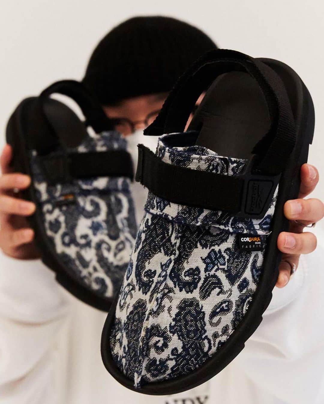 HYPEBEASTさんのインスタグラム写真 - (HYPEBEASTInstagram)「@hypebeastkicks: Sole Mates is a HYPEBEAST series that asks, simply, “why do you love shoes?” Searching for a deeper meaning beyond hype, Sole Mates uncovers each subject’s sneaker origin story. For our latest feature, we spoke to the bespoke footwear and clothing maven, @vandythepink on why Reebok’s Beatnik silhouette is such an apt canvas for customization. Click the link in bio for the full story.⁠⠀ Photo: Keith Estiler/HYPEBEAST」11月15日 0時52分 - hypebeast