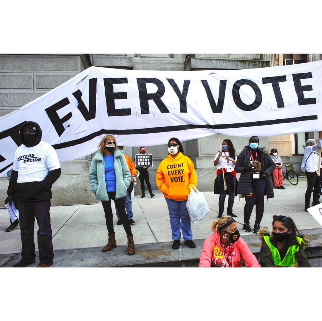 thephotosocietyさんのインスタグラム写真 - (thephotosocietyInstagram)「Photo by @stephenedwardferry // Philadelphia, PA How the wheel turns! In 2000, Republicans successfully fought to prevent a recount in Florida, where Bush led Gore by 537 votes after outdated punch-card machines failed to record votes in some counties. Gore may or may not have won had there had been a recount, but that option was blocked by a Supreme Court decisión in a 5-4 vote divided along partisan lines. Now the Republicans insist on recounting or discarding votes in states where Trump lost by tens of thousands of votes. Also, Gore made the moral and political error of arguing to have absentee ballots rejected for small irregularities. He was rightly denounced by Republicans for trying to disenfranchise overseas and military voters. Today, the GOP has tried to disqualify the same kinds of absentee ballots. ! #vote #counteveryvote  #election #election2020 #joebiden #donaldtump #reduxpictures」11月15日 1時00分 - thephotosociety