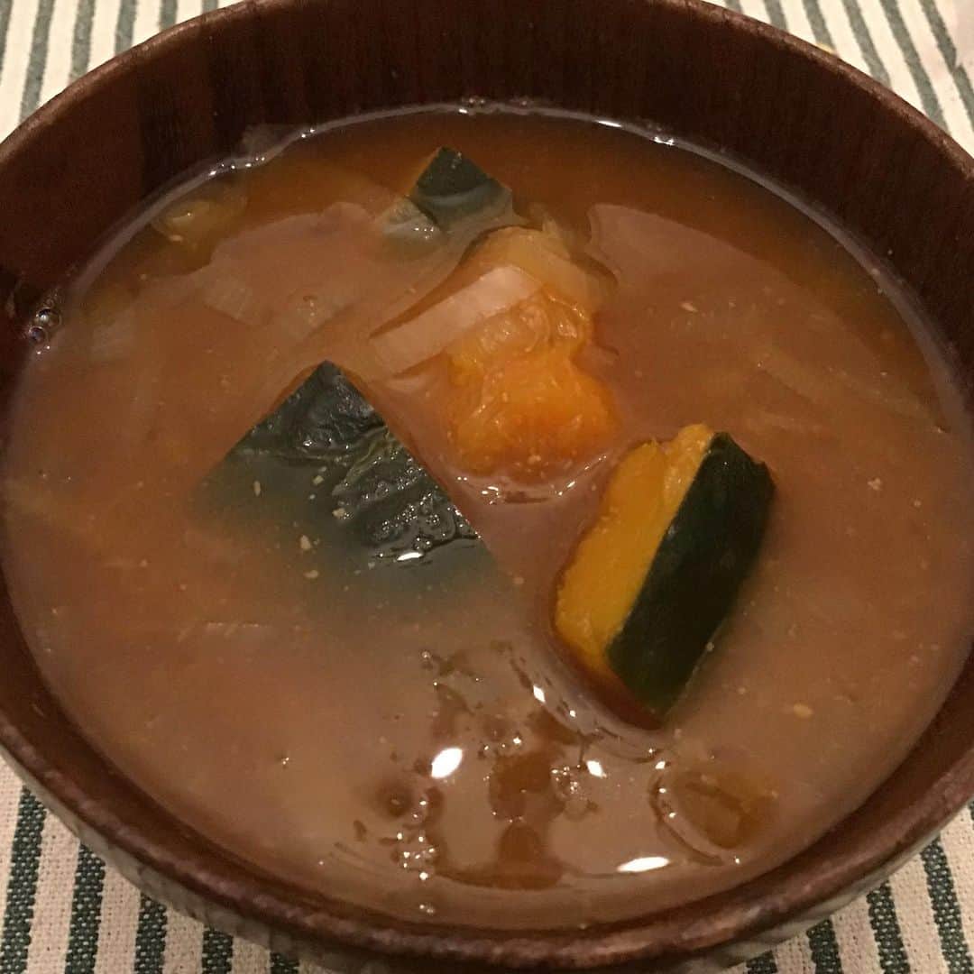 柴田淳さんのインスタグラム写真 - (柴田淳Instagram)「かぼちゃ🎃が死にそうだったので、玉ねぎとお味噌汁を作りました。 めちゃんこ美味しかった。 甘い栗みたい🌰ホクホク。 #かぼちゃのお味噌汁 甘いかぼちゃって美味しいよねぇ」11月15日 0時56分 - shibatajun_official