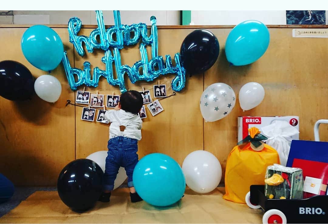 松島由希のインスタグラム：「息子一歳の誕生日でした！  一升餅と選び取りカードでお祝い💮  当日初めての風邪っぴきで鼻水ずるずるでしたが…大きな病気などはせずにこの日を迎えられて何よりでした！生まれた日と同じような良いお天気の1日でなんだか嬉しかったー🌈  最近は動ける範囲も広がり、出来る事もどんどん増えてきていろんな意味で目が離せない毎日です。  子育て？って全く想像できなかったけど、なんだかんだ楽しみながら過ごせてるのでそれが１番かなーとゆるーくやってます。  ゆる過ぎて写真はあり得ない凡ミス！なんか変だなーと思いながらセッティングしてました、笑 分かるかな？  お祝いしてくれた皆さんありがとうございます♥️プレゼントたくさんで喜んでました☺️  #息子 #1stbirthday #11月生まれ」