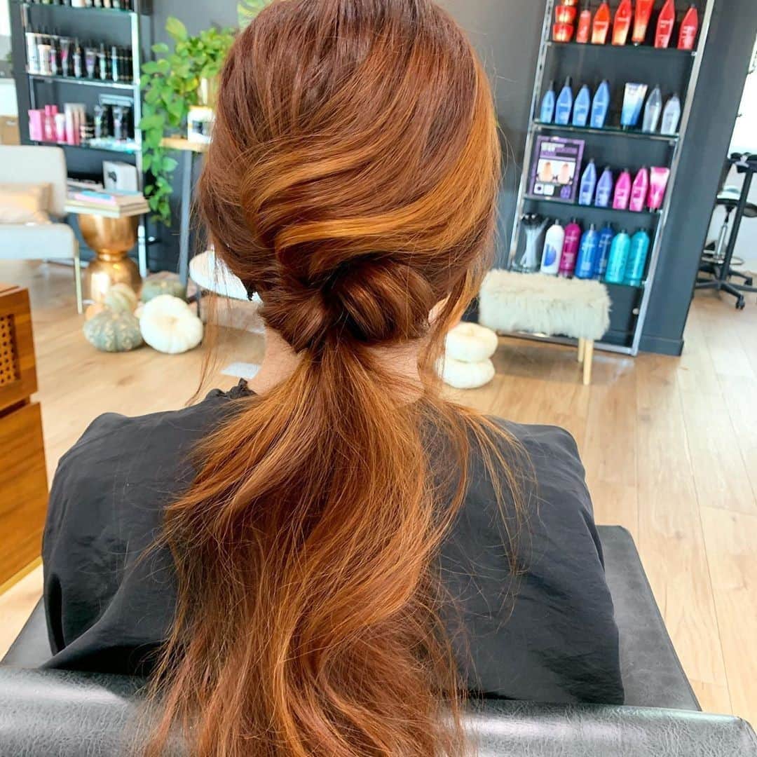 Sam Villaさんのインスタグラム写真 - (Sam VillaInstagram)「Check out this #Festive Pony by #SamVilla ArTeam Member Anna Peters @annas_hair_retreat ! Will you be joining us tomorrow for #TheShowMustGoOn CELEBRATE STYLE?! ⠀ ⠀ ✨ Class Details:⠀ Ready... Set...Celebrate!!!⠀ ANNA PETERS⠀ 1:00 PM - 2:00 PM ET  10:00 AM - 11:00 AM PT⠀ ⠀ - Time saving styling⠀ - Quick foundations to set your style up for success⠀ - Blueprints for two styles with added texture⠀ ⠀ RECOMMENDED TOOL/PRODUCT LIST⠀ - NEW! Pro Results Double-Waver⠀ - Signature Series Professional Sleekr® Iron⠀ - Artist Series 2-in-1 Marcel Iron and Wand 1”⠀ - Dry Sectioning Clips⠀ - Grips⠀ - Elastics⠀ - Bungees⠀ ⠀ #SamVillaEducation」11月15日 1時02分 - samvillahair