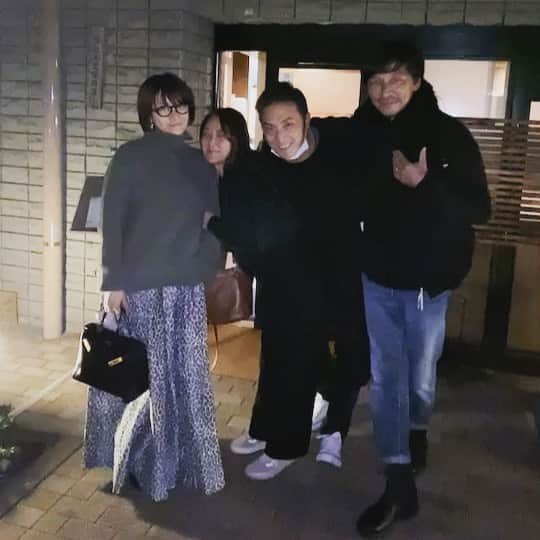 風間ゆみえのインスタグラム：「久しぶりに会えた友人夫婦と楽しい時を過ごした帰り際に、店の大将に写真をお願い🤳したところ、動画だった😂💕　なぜか大笑いしているけど気づいたのは帰ってきたあと。笑  @takehiro49  @reikohase  @akitkhm  #yumie_k_style」